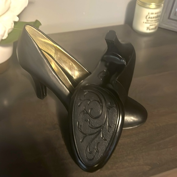 Eurosport Dress Pumps - Picture 2 of 4